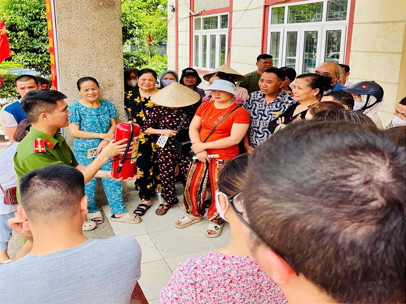 Cán bộ Tổ địa bàn PCCC và CNCH Thanh Trì hướng dẫn người dân sử dụng bình chữa cháy xách tay và thực hành chữa cháy trong tình huống giả định Cán bộ Tổ địa bàn PCCC và CNCH Thanh Trì hướng dẫn người dân sử dụng bình chữa cháy xách tay và thực hành chữa cháy trong tình huống giả định