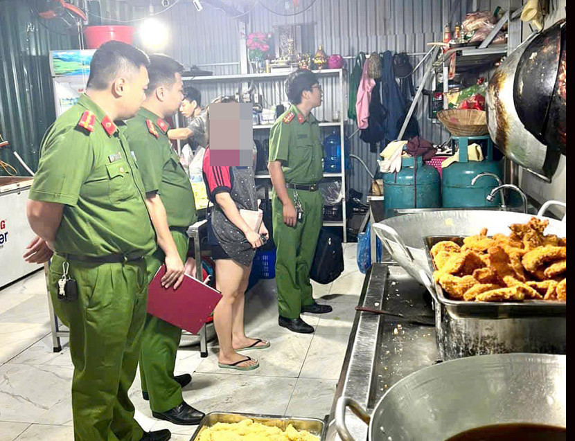 Tổ công tác CAQ Tây Hồ kiểm tra việc chấp hành quy định an toàn PCCC tại cơ sở kinh doanh ăn uống