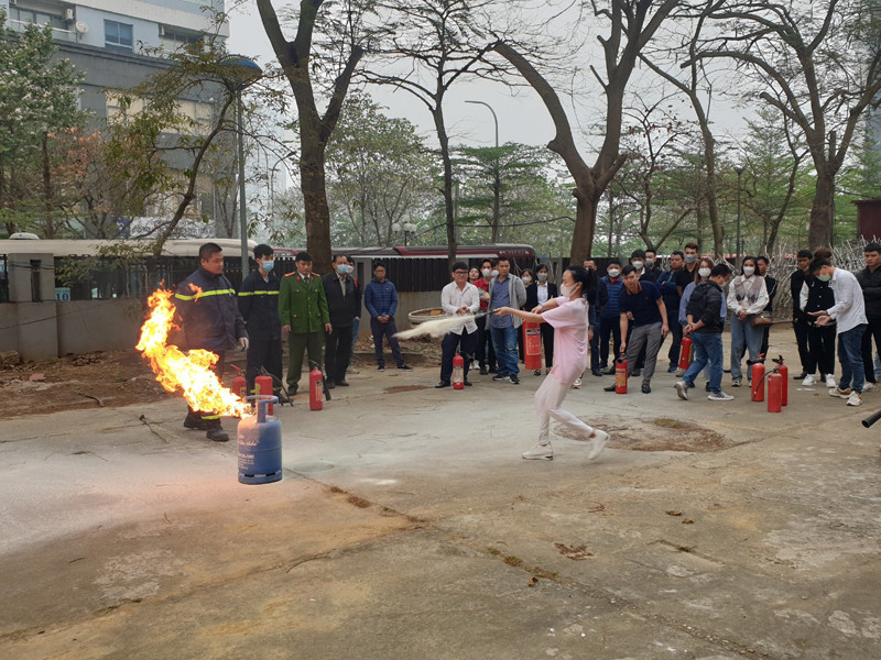 Các học viện thực hành sử dụng bình chữa cháy xử lý dập lửa an toàn