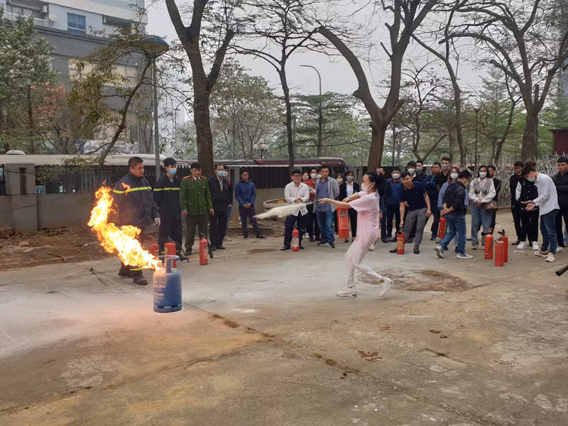 Các học viện thực hành sử dụng bình chữa cháy xử lý dập lửa an toàn Các học viện thực hành sử dụng bình chữa cháy xử lý dập lửa an toàn