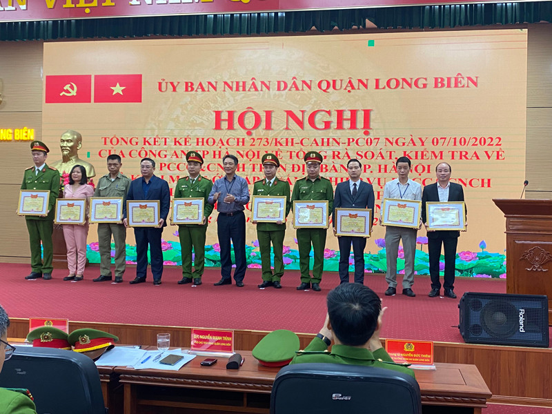 Ông Nguyễn Mạnh Trình, Phó Chủ tịch UBND quận Long Biên trao khen thưởng cho tập thể, cá nhân có thành tích trong đợt tổng rà soát, kiểm tra an toàn về PCCC, CNCH trên địa bàn Ông Nguyễn Mạnh Trình, Phó Chủ tịch UBND quận Long Biên trao khen thưởng cho tập thể, cá nhân có thành tích trong đợt tổng rà soát, kiểm tra an toàn về PCCC, CNCH trên địa bàn