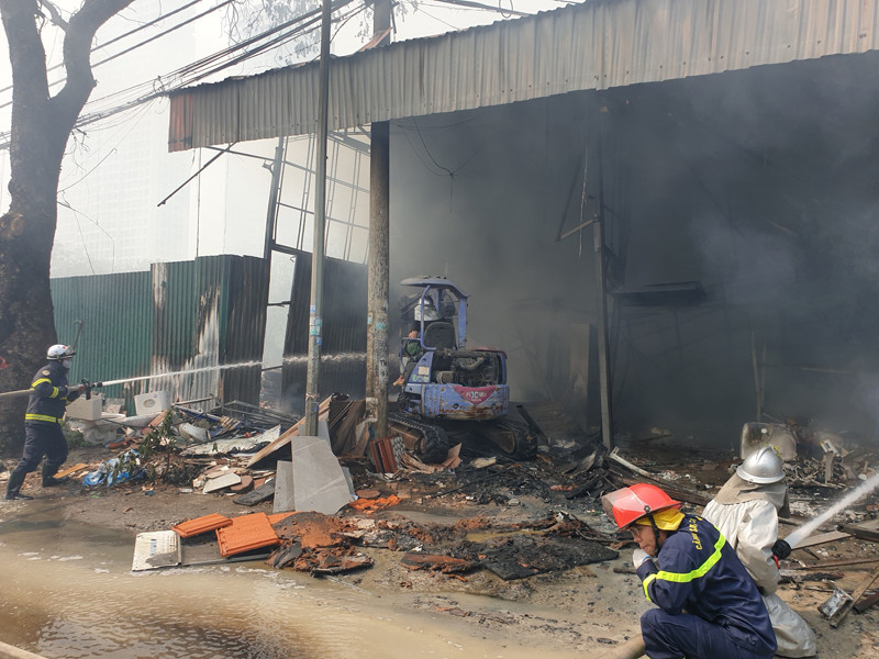 Kịp thời khống chế cháy và ngăn cháy lan sang nhà lân cận, cây xăng gần khu vực xảy cháy