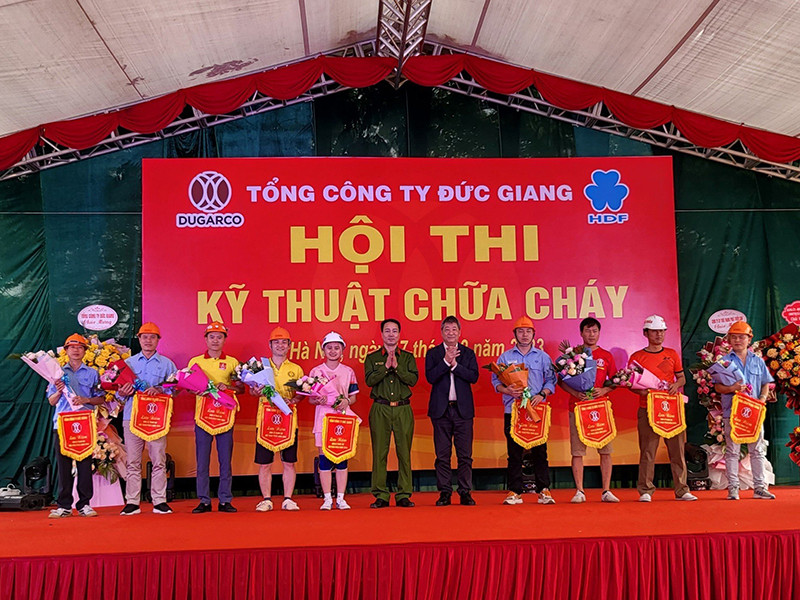 Các đơn vi tham gia được trao thưởng tại Hội thao nghiệp vụ chữa cháy Các đơn vi tham gia được trao thưởng tại Hội thao nghiệp vụ chữa cháy
