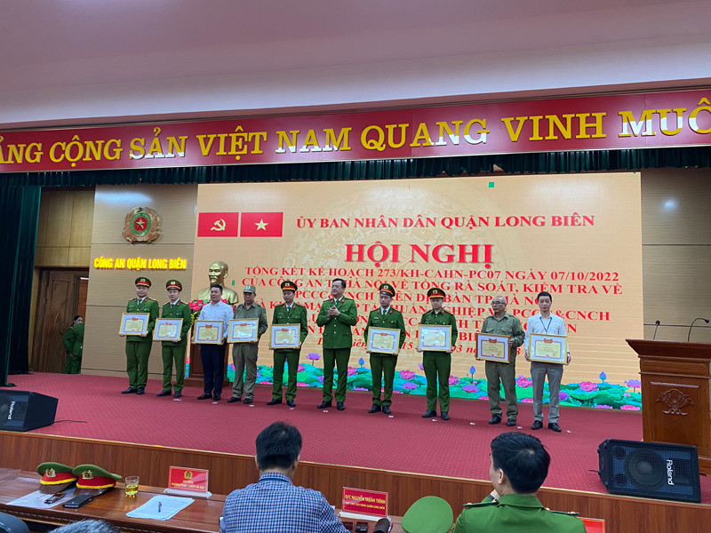 Đại tá Phạm Trung Hiếu, Trưởng phòng Cảnh sát PCCC&CNCH- Công an Thành phố trao khen thưởng cho tập thể, cá nhân có thành tích trong đợt tổng rà soát, kiểm tra an toàn về PCCC Đại tá Phạm Trung Hiếu, Trưởng phòng Cảnh sát PCCC&CNCH- Công an Thành phố trao khen thưởng cho tập thể, cá nhân có thành tích trong đợt tổng rà soát, kiểm tra an toàn về PCCC