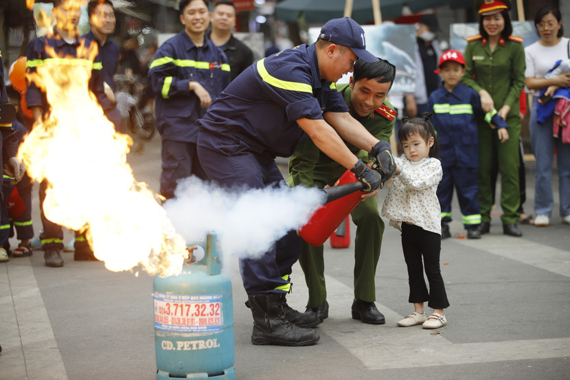 Buổi tuyên truyền PCCC tại không gian đi bộ bên hồ Gươm ấn tượng với các nội dung và hình thức phong phú