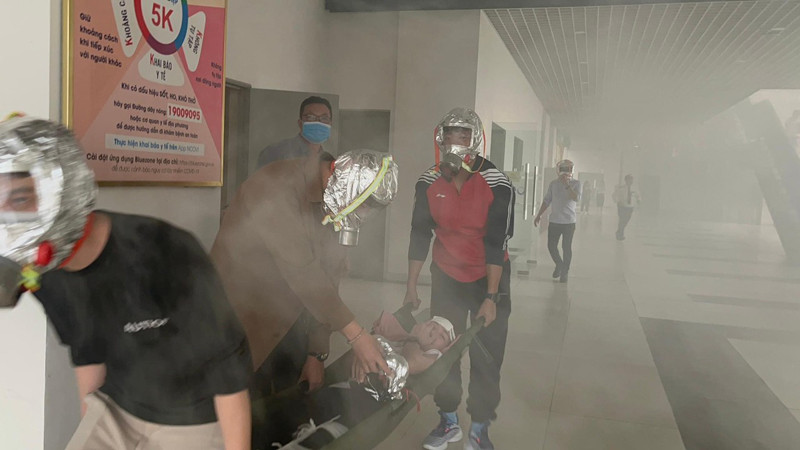 Diễn tập cứu nạn trong tình huống cháy tại trường tiểu học Phenikaa