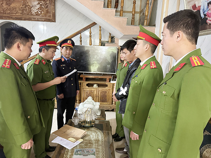 Cwo quan CSĐT đọc lệnh bắt tạm giam đối với Lê Văn Khang Cwo quan CSĐT đọc lệnh bắt tạm giam đối với Lê Văn Khang