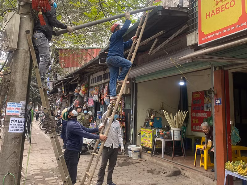 Lực lượng chức năng phường Tứ Liên ra quân xử lý vi phạm TTĐT, TTATGT, VSMT trên địa bàn