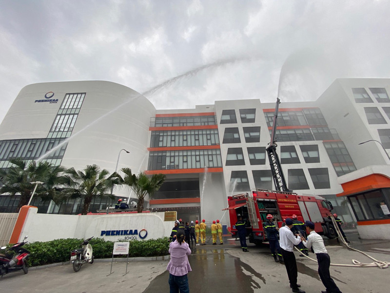 Lực lượng Cảnh sát PCCC và CNCH diễn tập phương án chữa cháy, CNCH tại trường tiểu học Phenikaa
