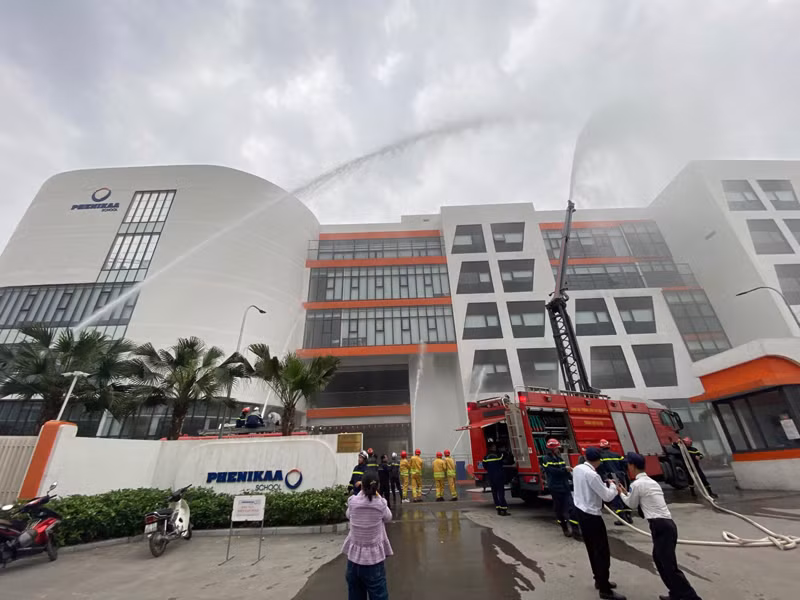 Lực lượng Cảnh sát PCCC và CNCH diễn tập phương án chữa cháy, CNCH tại trường tiểu học Phenikaa