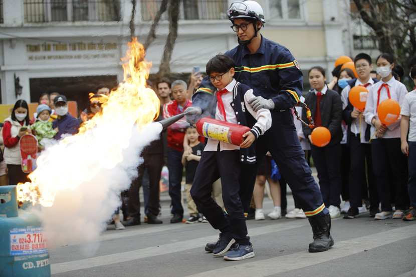 Các học sinh được các chiến sỹ Cảnh sát PCCC hướng dẫn trải nghiệm làm lính cứu hoả
