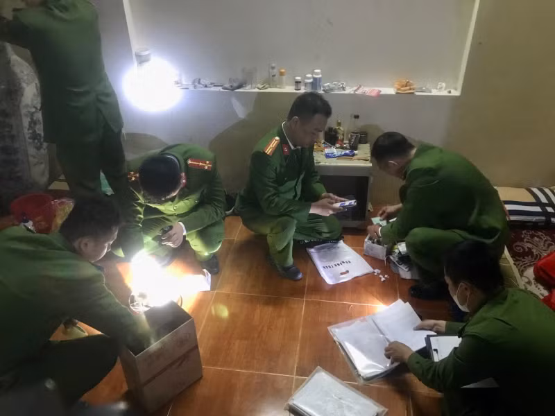 Cơ quan Công an khám xét khẩn cấp sở kinh doanh Club Karaoke 1999
