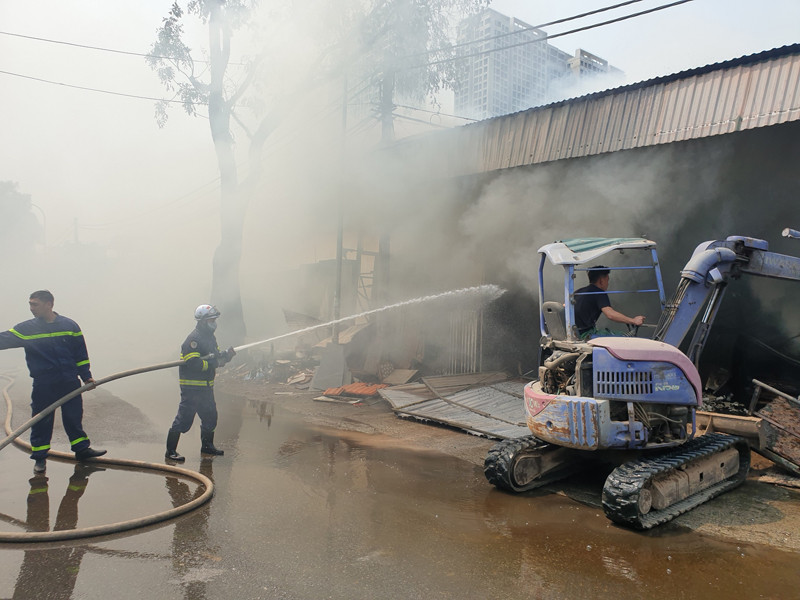 Lực lượng cứu hỏa huy động các phương tiện xử lý đám cháy