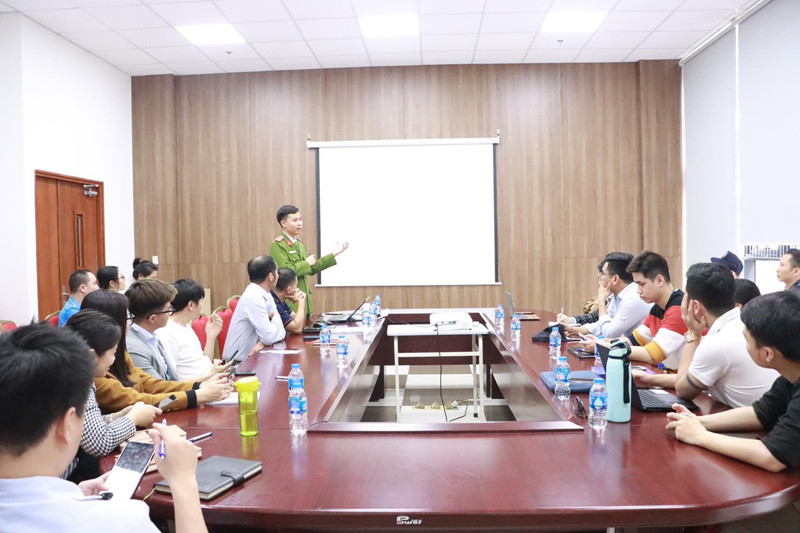 Cán bộ Cảnh sát PCCC và CNCH tuyên truyền, trang bị kỹ năng tại trường tiểu học Phenikaa