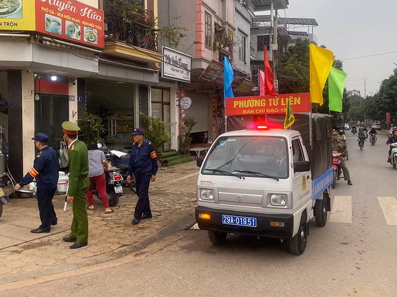 Lực lượng CAP Tứ Liên tuyên truyền, vận động, xứ lý vi phạm TTĐT, TTATGT tại địa bàn trong ngày ra quân theo kế hoạch