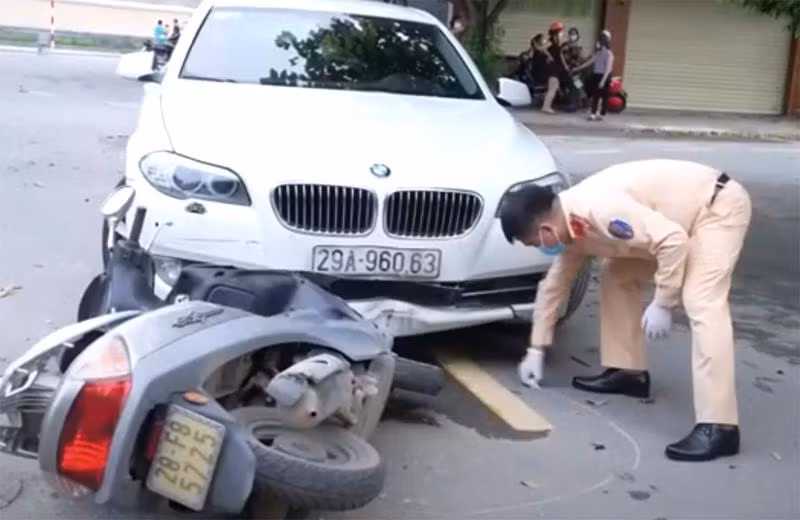 Lực lượng CSGT làm công tác khám nghiệm hiện trường vụ tai nạn