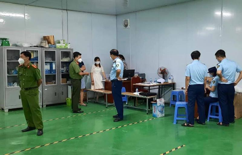 Lực lượng chức năng kiểm tra, niêm phong số hàng hóa làm giả nhãn hiệu chính thống
