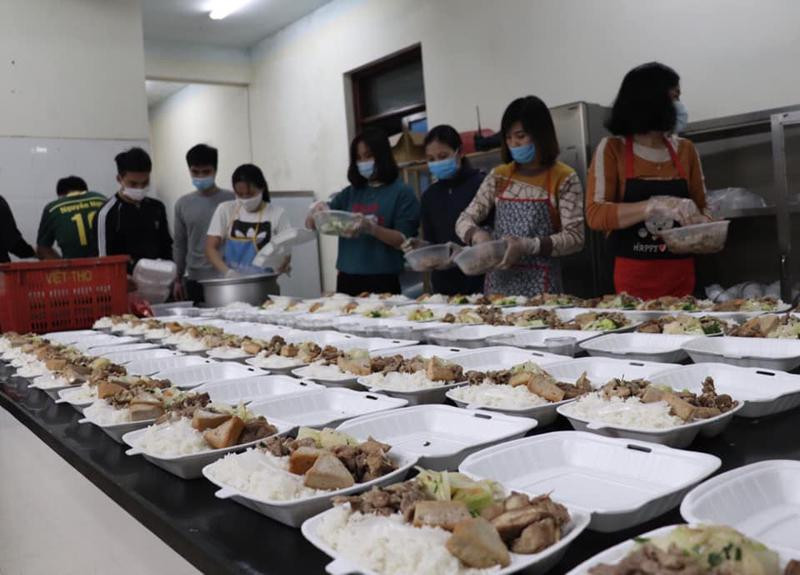 Lực lượng hậu cần chuẩn bị suất ăn chuyển đến CBCS làm nhiệm vụ tại các chốt trực phong tỏa tại địa bàn huyện Mê Linh Lực lượng hậu cần chuẩn bị suất ăn chuyển đến CBCS làm nhiệm vụ tại các chốt trực phong tỏa tại địa bàn huyện Mê Linh