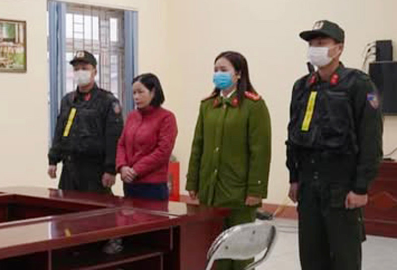 Cơ quan Công an thực hiện lệnh bắt Phùng Thị Sim (áo đỏ) Cơ quan Công an thực hiện lệnh bắt Phùng Thị Sim (áo đỏ)