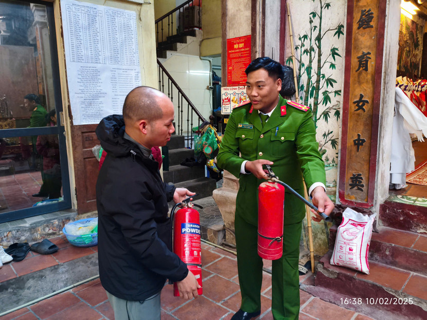 Cảnh sát PCCC và CNCH - CAQ Hoàn Kiếm kiểm tra, hướng dẫn bảo quản trang thiết bị PCCC