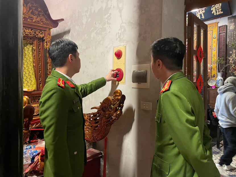 Tổ công tác Công an quận Hoàn Kiếm kiểm tra các thiết bị PCCC tại cơ sở thờ tự trên địa bàn