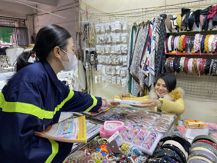 Cảnh sát PCCC và CNCH - CAQ Thanh Xuân tuyên truyền an toàn PCCC tại chợ trên địa bàn