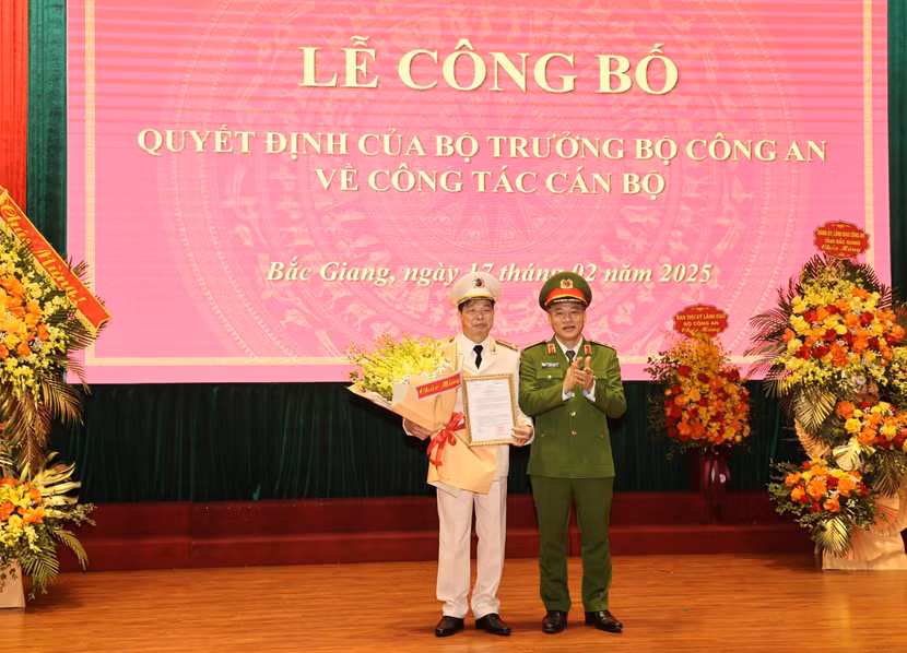 Trung tướng Nguyễn Văn Long - Thứ trưởng Bộ Công an trao quyết định điều động, bổ nhiệm Đại tá Nguyễn Quang Vinh giữ chức vụ Giám đốc Công an tỉnh Bắc Giang