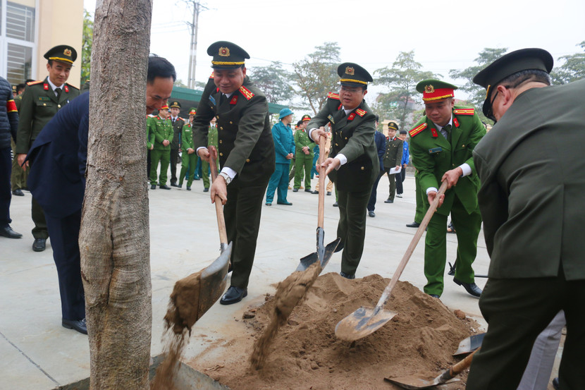 Đại tá Nguyễn Tiến Đạt cùng lãnh đạo huyện Quốc Oai trồng cây tại Công an xã Sài Sơn Đại tá Nguyễn Tiến Đạt cùng lãnh đạo huyện Quốc Oai trồng cây tại Công an xã Sài Sơn