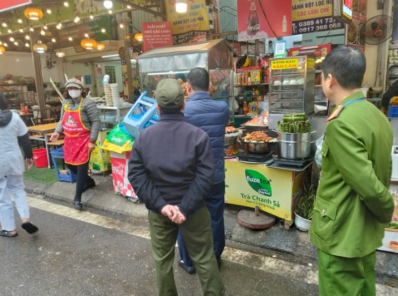 Cơ quan chức năng kiểm tra cơ sở kinh doanh quán ăn tại khu vực Phủ Tây Hồ Cơ quan chức năng kiểm tra cơ sở kinh doanh quán ăn tại khu vực Phủ Tây Hồ