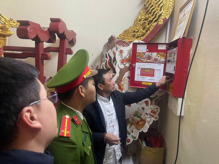 Tổ công tác Công an quận Hoàn Kiếm kiểm tra hệ thống báo cháy tại cơ sở thờ tự trên địa bàn