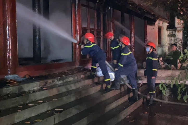 Lực lượng cứu hỏa xử lý cháy tại khu di tích đình, chùa Vẽ, thành phố Bắc Giang Lực lượng cứu hỏa xử lý cháy tại khu di tích đình, chùa Vẽ, thành phố Bắc Giang