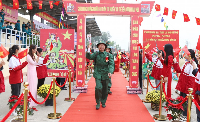 Các tân binh phấn khởi lên đường nhập ngũ Các tân binh phấn khởi lên đường nhập ngũ