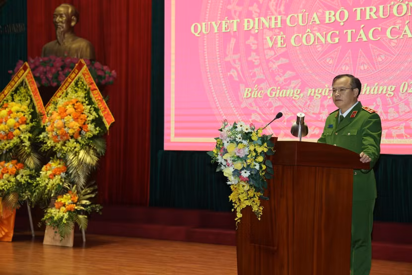 Trung tướng Nguyễn Văn Long - Thứ trưởng Bộ Công an phát biểu, giao nhiệm vụ cho tân Giám đốc Công an tỉnh Bắc Giang
