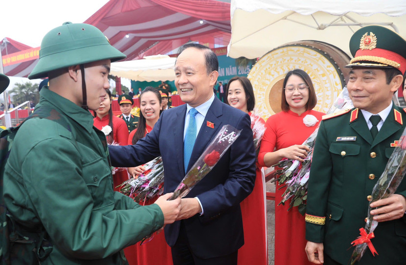 Đồng chí Phó Bí thư Thành ủy - Chủ tịch HĐND thành phố Hà Nội Nguyễn Ngọc Tuấn; Thiếu tướng Nguyễn Khắc Nhân - Phó Chính uỷ Bộ tư lệnh Thủ đô tặng hoa chúc mừng các tân binh lên đường làm nhiệm vụ