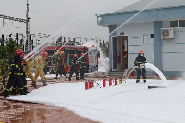 Các lực lượng phối hợp dập tắt hoàn toàn đám cháy nhanh chóng, hiệu quả