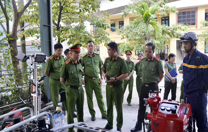 Đại tá Dương Đức Hải, Phó Giám đốc CATP kiểm tra việc vận hành, hoạt động của máy nạp bình khí thở Đại tá Dương Đức Hải, Phó Giám đốc CATP kiểm tra việc vận hành, hoạt động của máy nạp bình khí thở