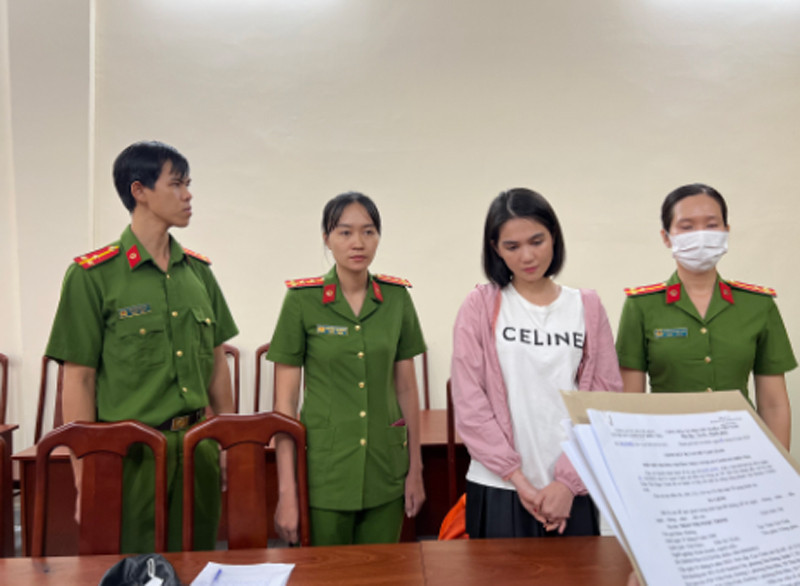 Cơ quan Cảnh sát điều tra Công an TP.Hồ Chí Minh tống đạt quyết định bắt tạm giam đối với Trần Thị Ngọc Trinh Cơ quan Cảnh sát điều tra Công an TP.Hồ Chí Minh tống đạt quyết định bắt tạm giam đối với Trần Thị Ngọc Trinh