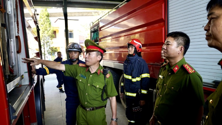 Đại tá Dương Đức Hải kiểm tra, khảo sát trang thiết bị, phương tiện xe CNCH Đại tá Dương Đức Hải kiểm tra, khảo sát trang thiết bị, phương tiện xe CNCH