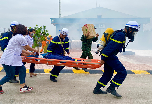 Cảnh sát PCCC&amp;CNCH triển khai đội hình tìm kiếm giải cứu người bị nạn ra ngoài an toàn