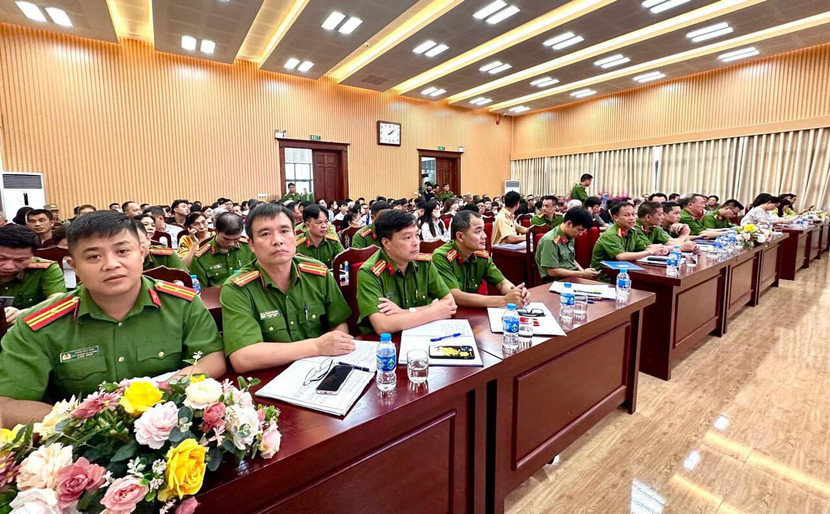 Quang cảnh hội nghị tuyên truyền dự án Luật Quản lý, sử dụng vũ khí, vật liệu nổ và công cụ hỗ trợ sửa đổi