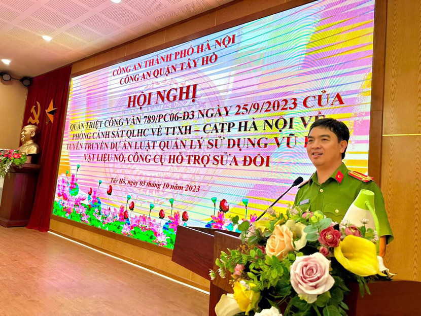Thượng tá Nguyễn Hữu Khánh, Trưởng CAQ Tây Hồ phát biểu tại hội nghị