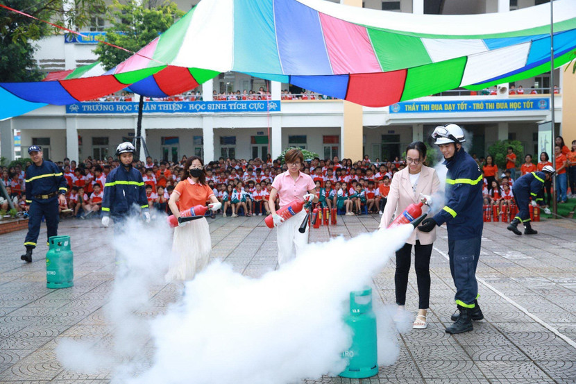 Lực lượng Cảnh sát PCCC và CNCH, CAH Gia Lâm hướng dẫn cô giáo kỹ năng chữa cháy