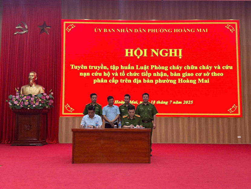 Thượng tá Ngô Tiến Long, Phó trưởng Phòng Cảnh sát PCCC và CNCCH và đại diện lãnh đạo UBND, CAP Tương Mai ký kết bàn giao, tiếp nhận cơ sở PCCC theo phân cấp