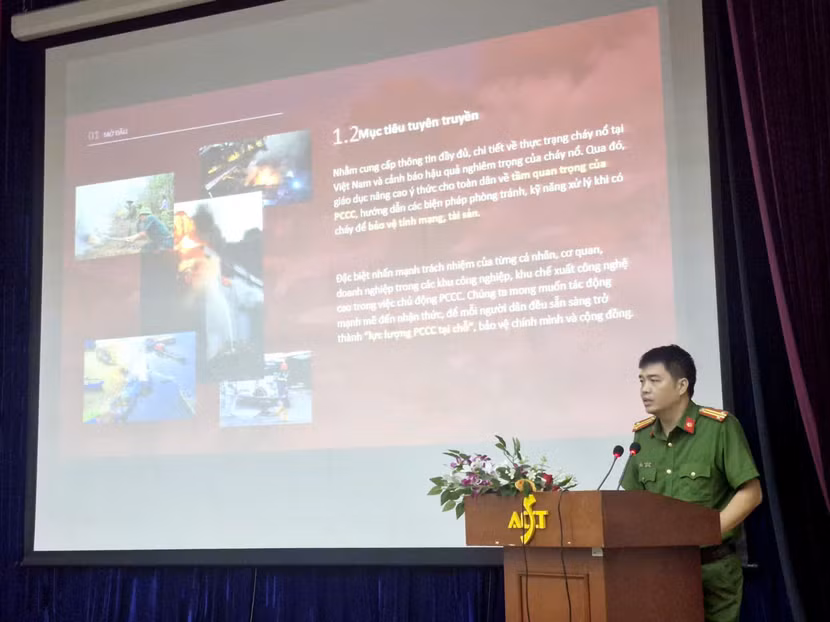 Trung tá Vũ Hoài Nam – Đội trưởng Đội Chữa cháy và CNCH Khu vực số 4 trao đổi các nội dung về luật PCCC&amp;CNCH 55/2024/QH15