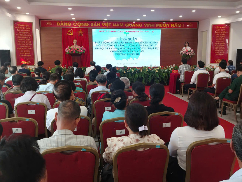 Đồng chí Nguyễn Thị Thanh Hằng, Chủ tịch UBND phường Phúc Lợi phát biểu tại lễ ra quân Đồng chí Nguyễn Thị Thanh Hằng, Chủ tịch UBND phường Phúc Lợi phát biểu tại lễ ra quân