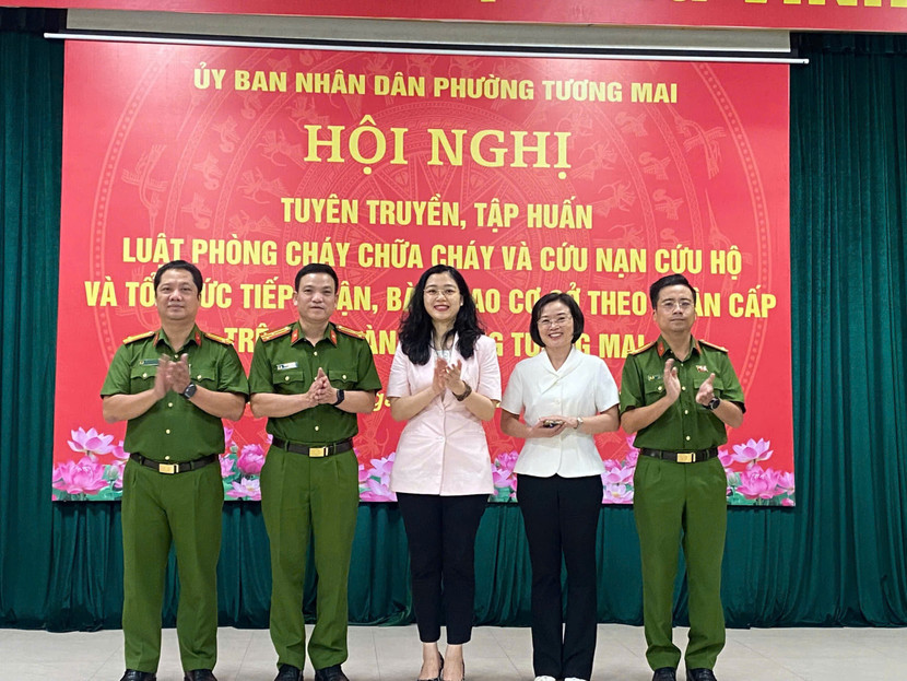 Lực lượng Cảnh sát phòng cháy phối hợp triển khai hội nghị tuyên truyền và tổ chức tiếp nhận, bàn giao cơ sở theo phân cấp, điều tra cơ bản về an toàn PCCC tại phường Tương Mai