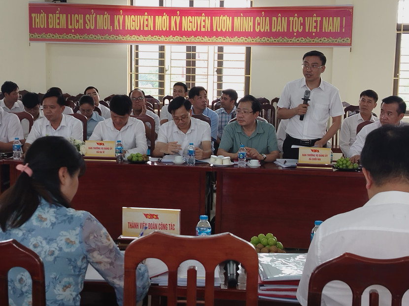 Đại biểu xã Suối Hai báo cáo với đoàn công tác