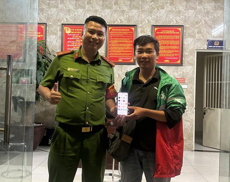 Công an phường Phú Thượng trao trả tài sản đánh rơi cho người dân Công an phường Phú Thượng trao trả tài sản đánh rơi cho người dân