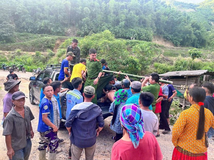 Công an xã cùng người dân khiêng người bị nạn băng rừng đi cấp cứu Công an xã cùng người dân khiêng người bị nạn băng rừng đi cấp cứu