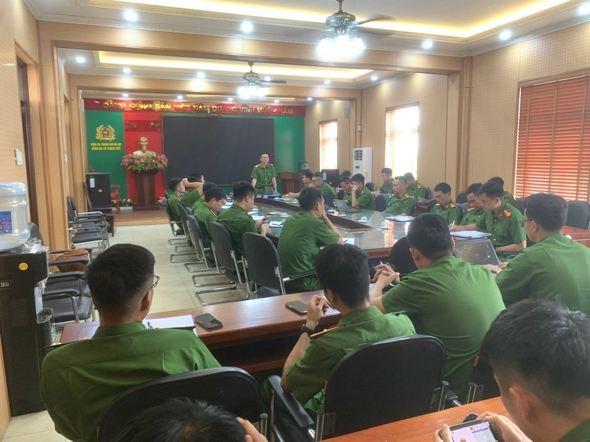 Trung tá Dương Văn Thắng – Phó Đội Trưởng Đội Chữa cháy và CNCH khu vực số 30 phụ trách đơn vị quán triệt nội dung công việc đến CBCS Trung tá Dương Văn Thắng – Phó Đội Trưởng Đội Chữa cháy và CNCH khu vực số 30 phụ trách đơn vị quán triệt nội dung công việc đến CBCS